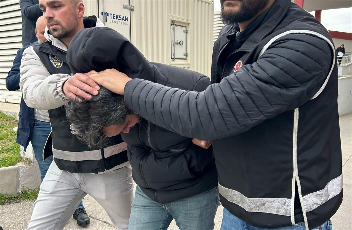 Adana'da bir depoda 28 milyon 150 bin gümrük kaçağı makaron (filtreli sigara kağıdı) ele...