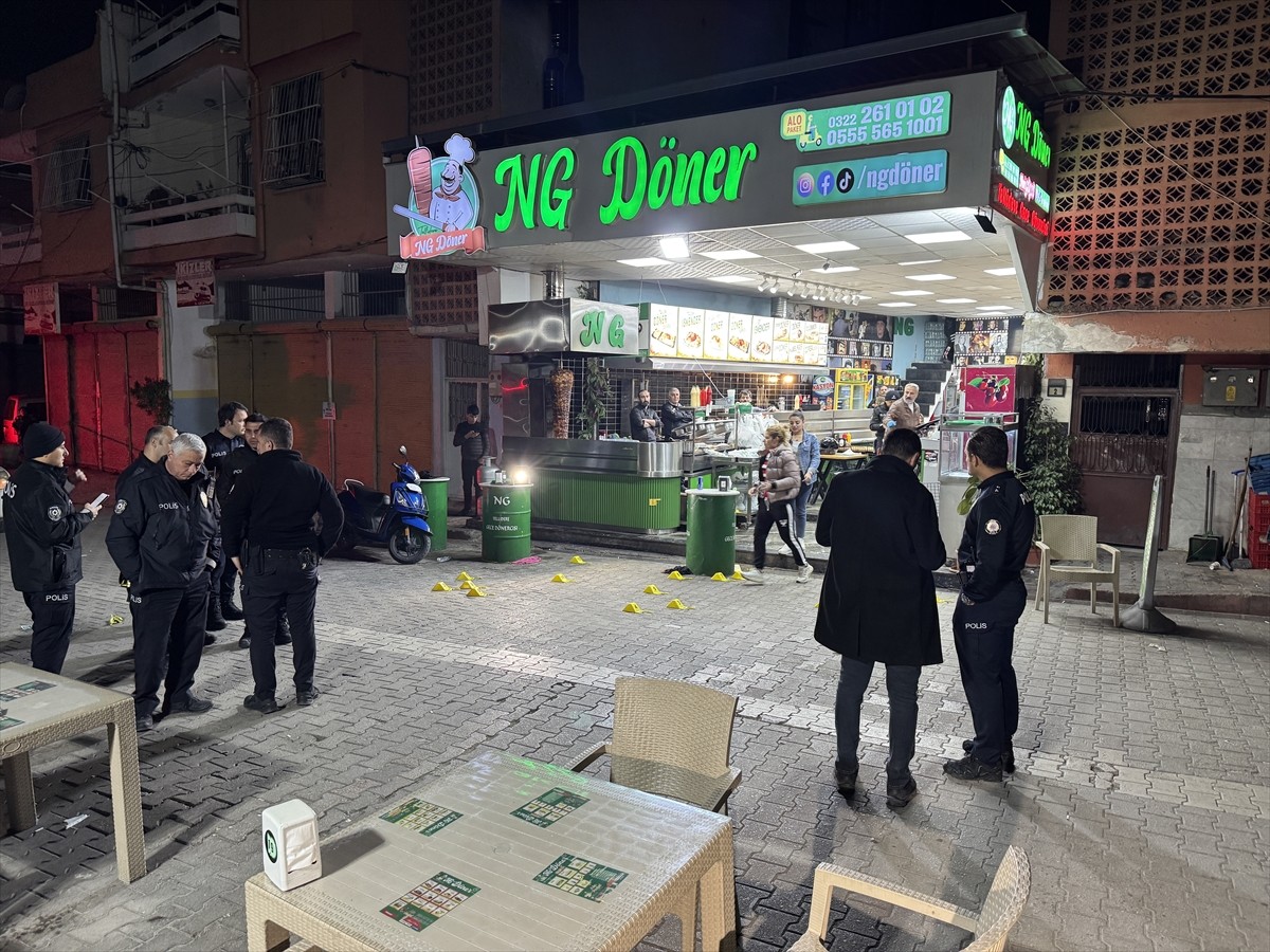 Adana'da bir kişi, dönercide uğradığı silahlı saldırı sonucu ağır yaralandı. Polis, olayın...