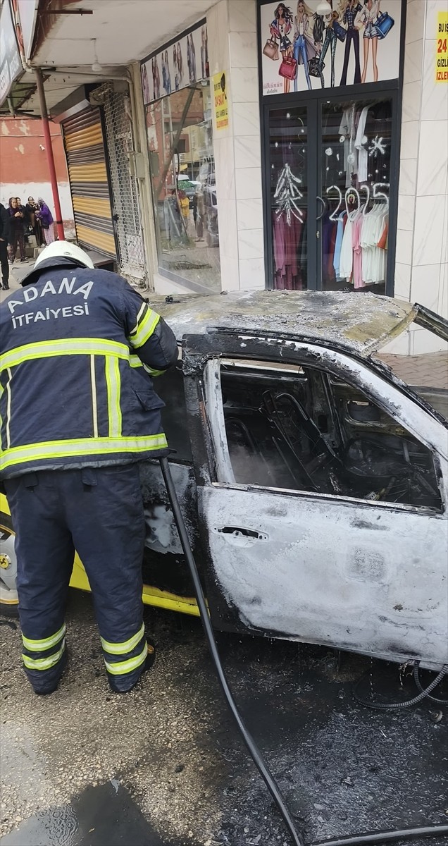Adana'da bir taksi, kimliği belirsiz kişi tarafından ateşe verildi. İhbar üzerine olay yerine sevk...