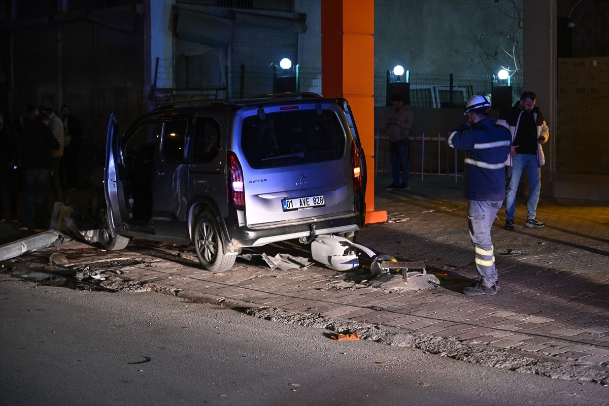 Adana'da hafif ticari aracın çarptığı elektrikli bisikletin sürücüsü yaşamını yitirdi. Polis, olay...