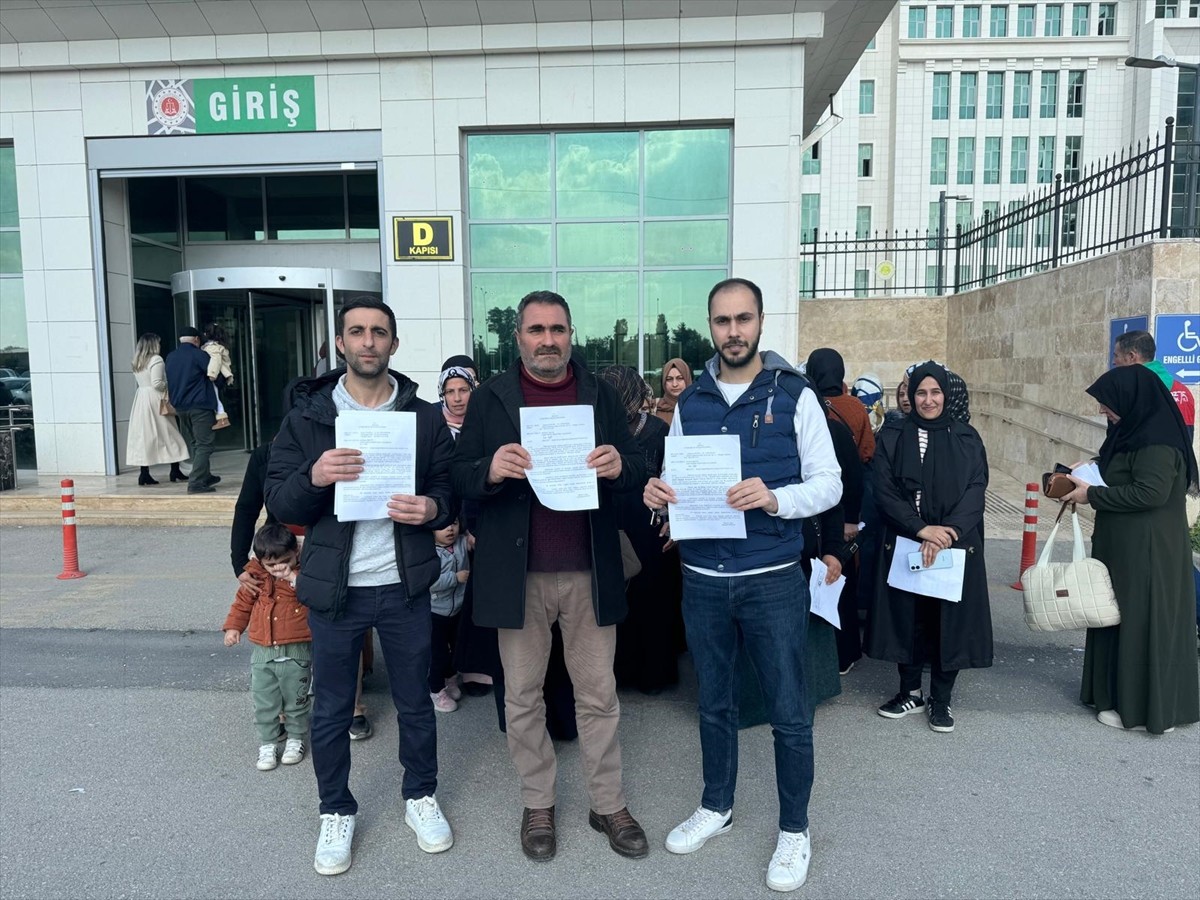 Adana'da kendilerine "market hediye kartı" dağıtan şüphelilerin adlarına banka hesabı açıp...