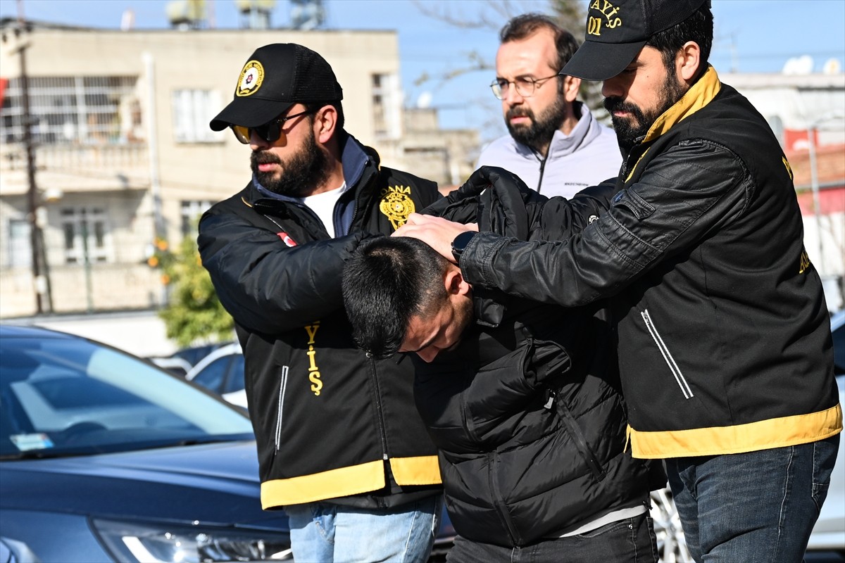 Adana'da patronunu tabancayla vurarak öldürdüğü gerekçesiyle İstanbul'da yakalanan zanlı...