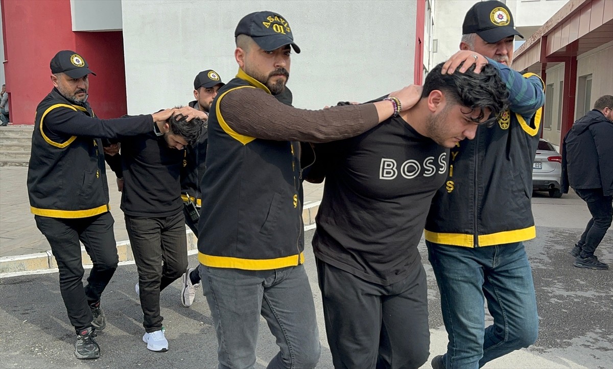 Adana'da silahlı saldırı düzenledikleri 3 iş yerinin sahiplerinden haraç istedikleri iddiasıyla...