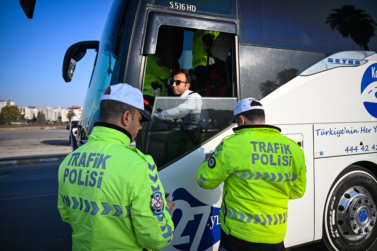 Adana'da trafik polisleri şehirler arası yolcu otobüslerine yönelik denetimler gerçekleştirdi....