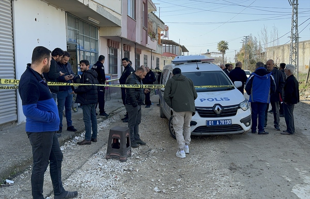Adana'nın merkez Yüreğir ilçesinde berberde silahlı saldırıya uğrayan kişi hayatını kaybetti....