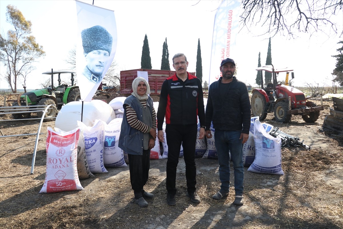 Adana'nın Yumurtalık ilçesindeki çiftliğinde yangın çıkan besiciye, yem ve malzeme yardımı...