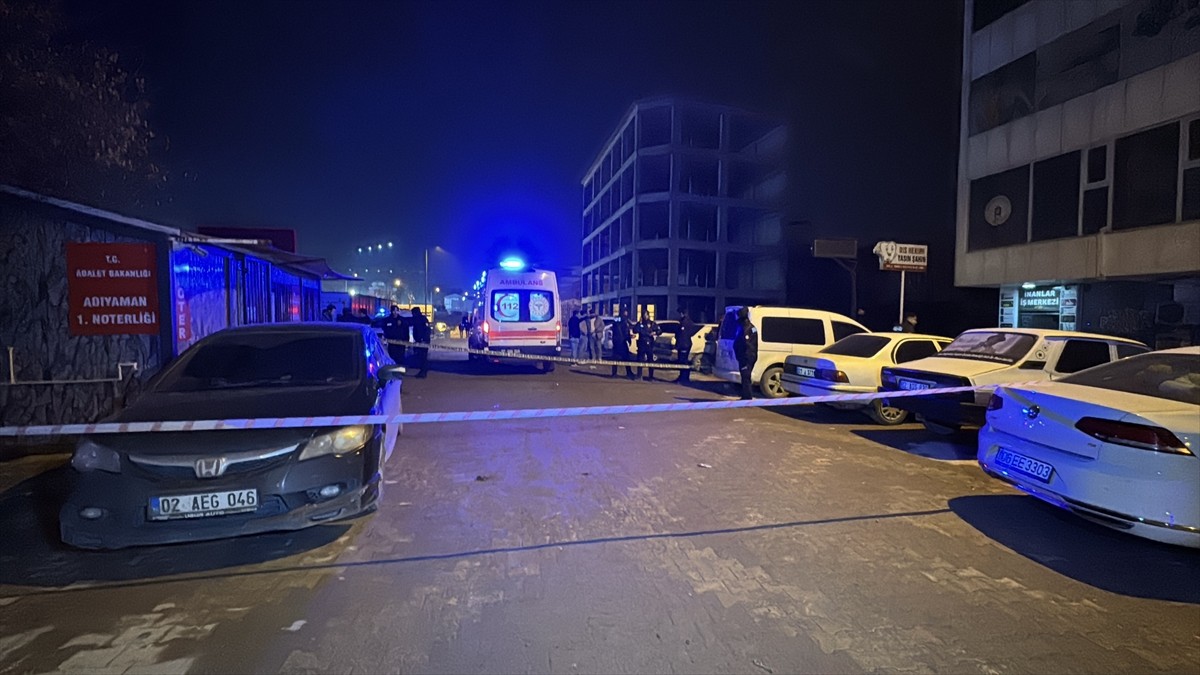 Adıyaman'da çıkan bıçaklı kavgada 1'i ağır 2 kişi yaralandı.