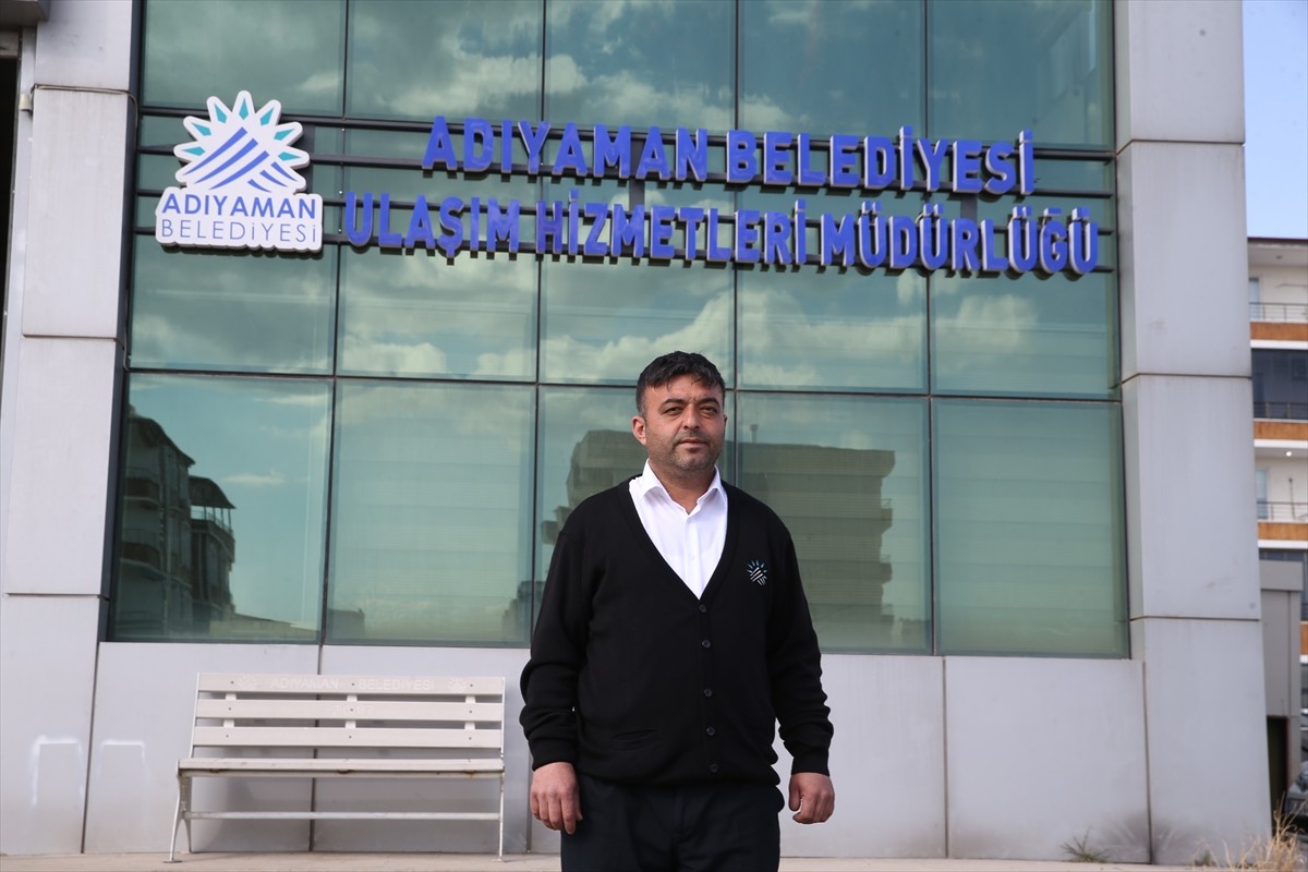 Adıyaman'da halk otobüsü şoförü, fenalaşan yolcuyu güzergahını değiştirerek hastaneye ulaştırdı....