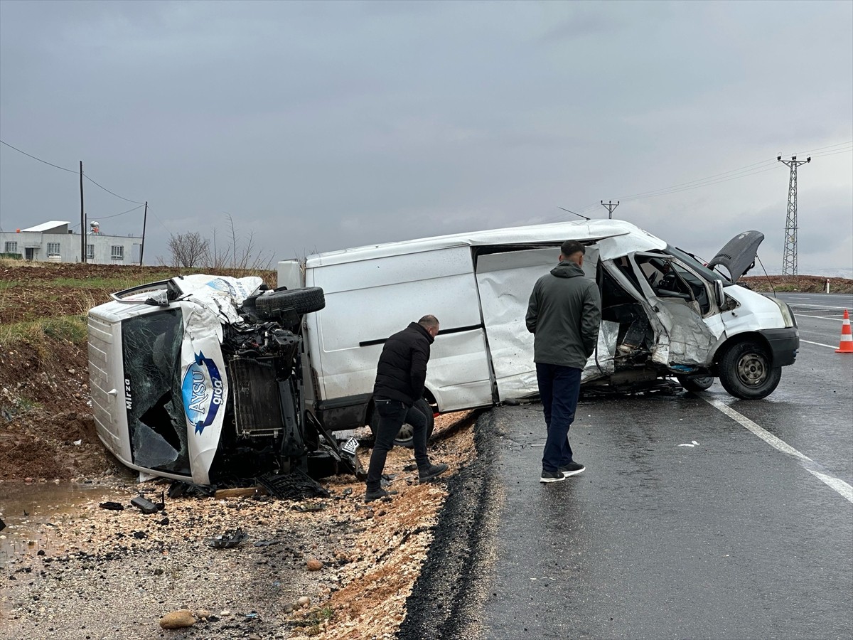 Adıyaman'ın Kahta ilçesinde iki minibüsün çarpışması sonucu 5 kişi yaralandı.