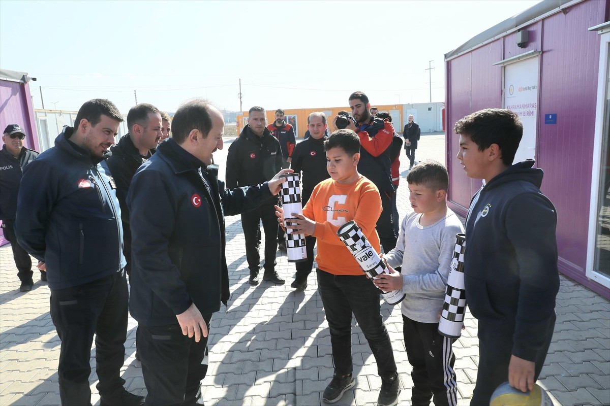 Afet ve Acil Durum Yönetimi (AFAD) Başkanı Ali Hamza Pehlivan (sol 2), Kahramanmaraş'ta...