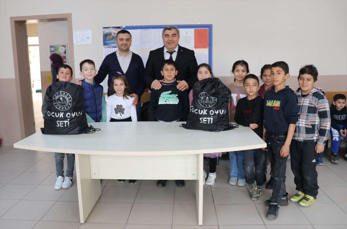 Afyonkarahisar'a bağlı Bostanlı köyünde okuyan ilkokul öğrencileri, daha önce aynı okuldan mezun...