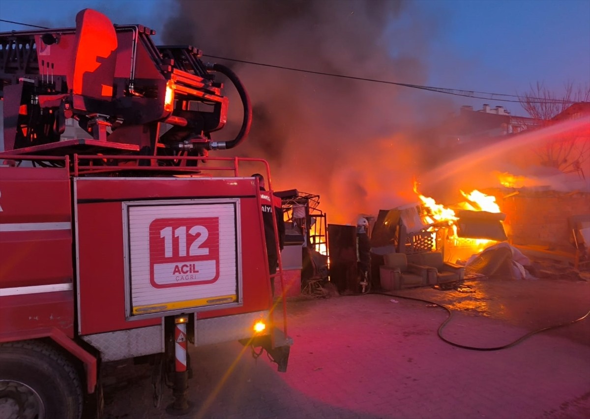 Afyonkarahisar'da ikinci el eşya satışı yapılan iş yerinde çıkan yangın söndürüldü.