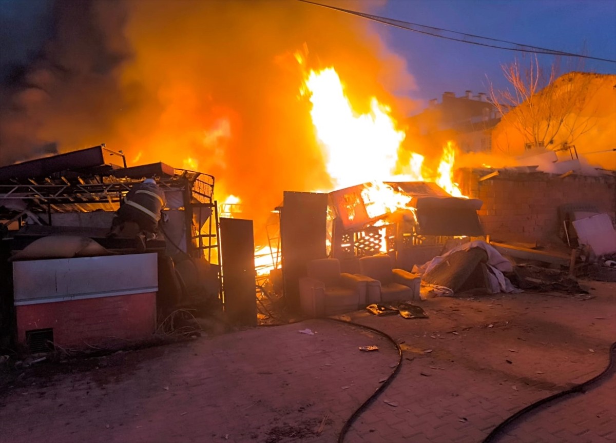 Afyonkarahisar'da ikinci el eşya satışı yapılan iş yerinde çıkan yangın söndürüldü.
