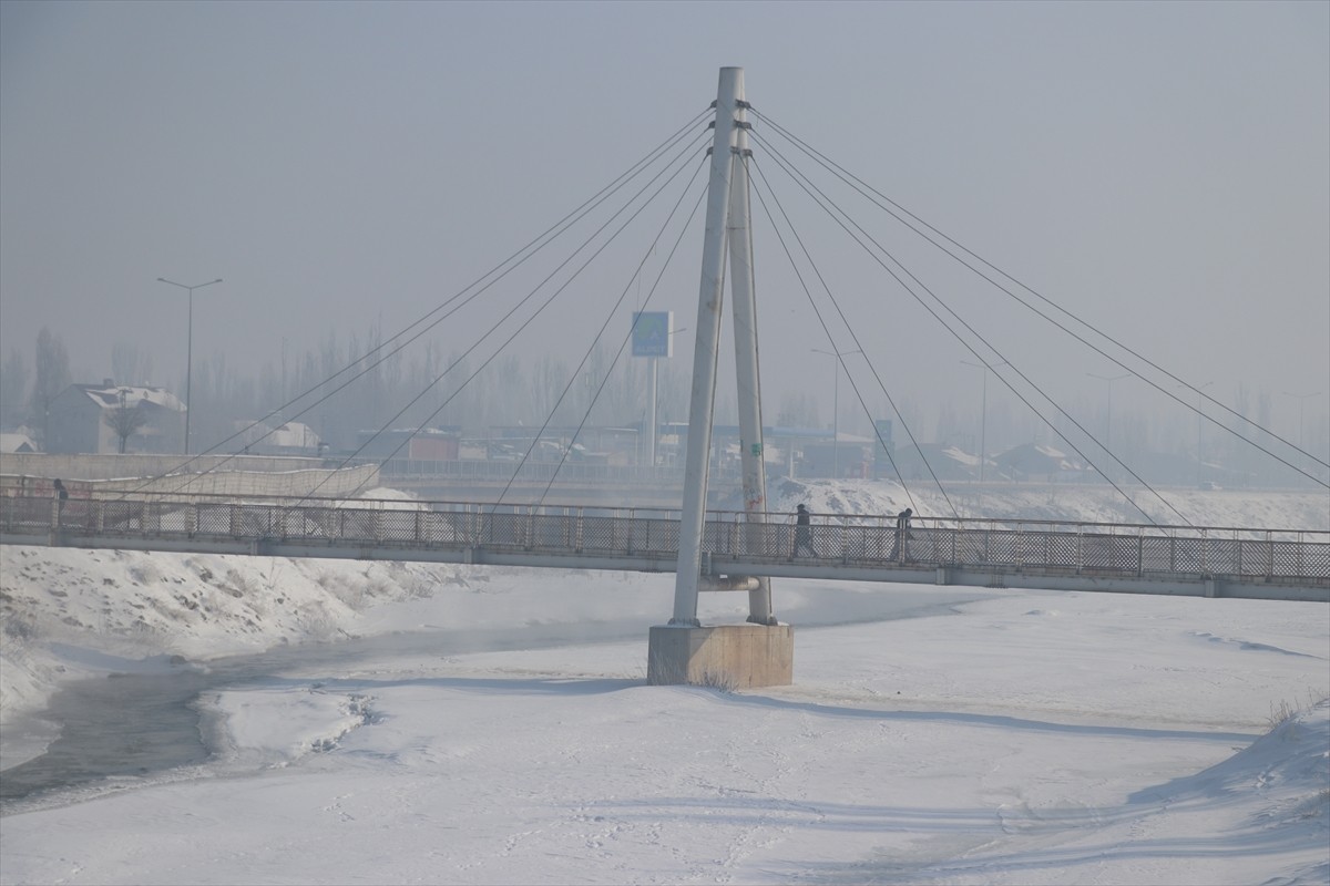 Ağrı'da dondurucu soğuklar etkili olmaya devam ediyor. 