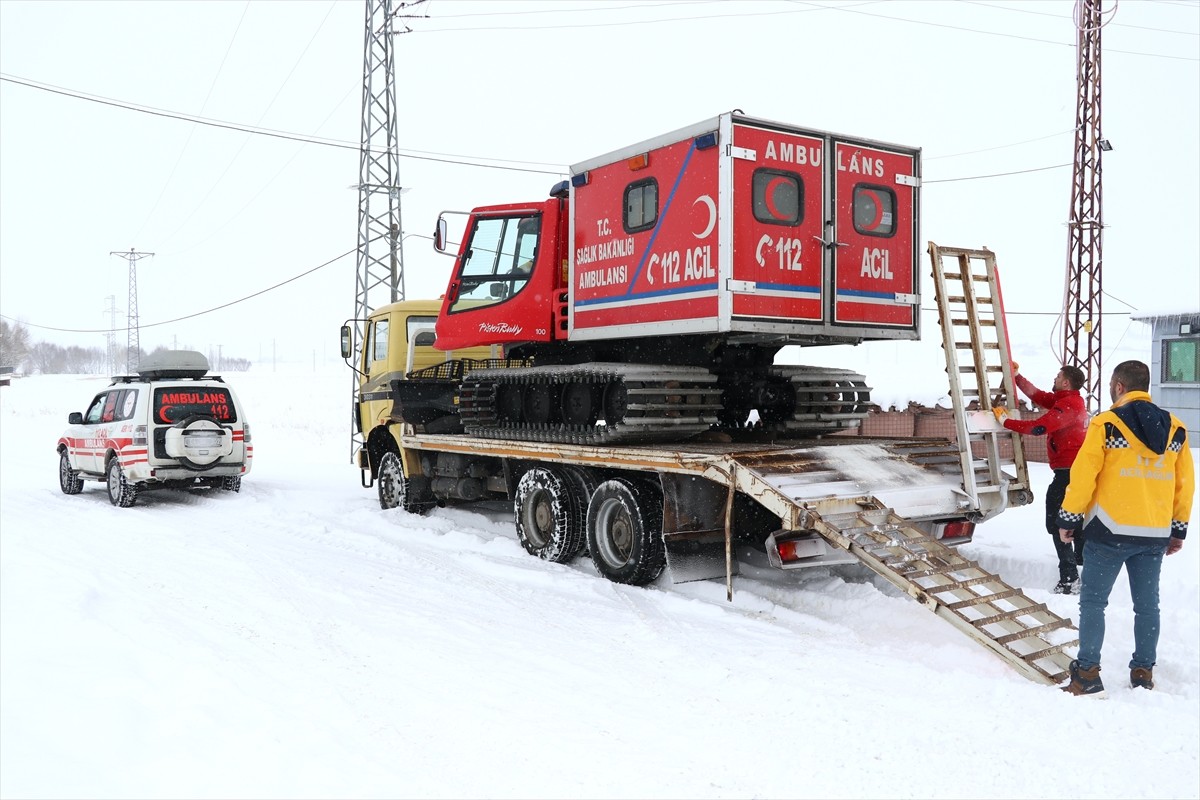 Ağrı'da yoğun kar ve tipi nedeniyle yolu kapanan köydeki hasta, paletli ambulans yardımıyla...