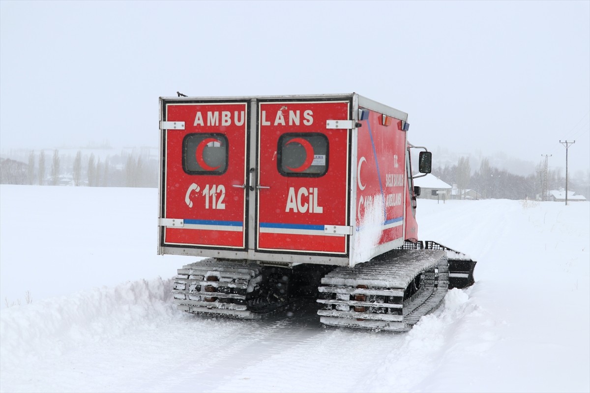 Ağrı'da yoğun kar ve tipi nedeniyle yolu kapanan köydeki hasta, paletli ambulans yardımıyla...