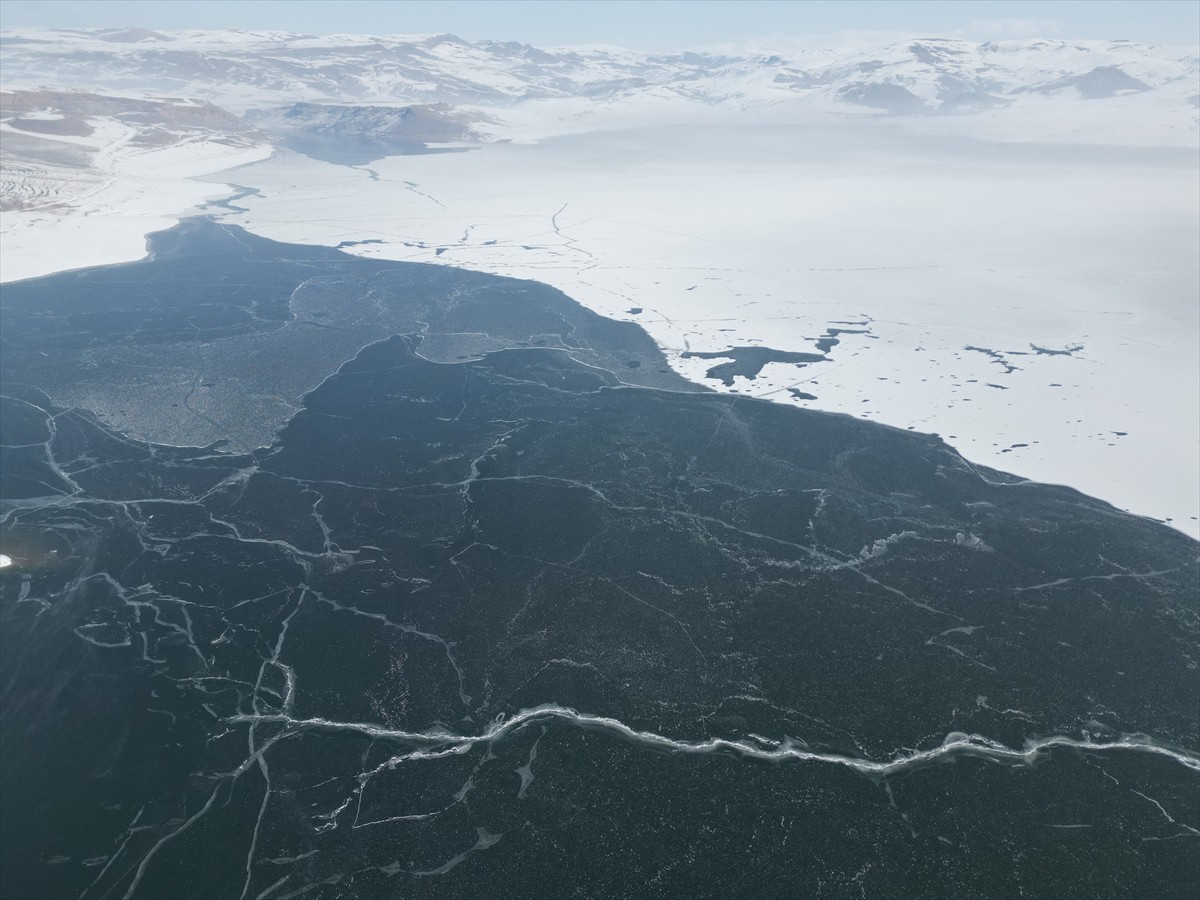 Ağrı'daki Yazıcı Barajı'nın yüzeyi, soğuk havanın etkisiyle buz tuttu.