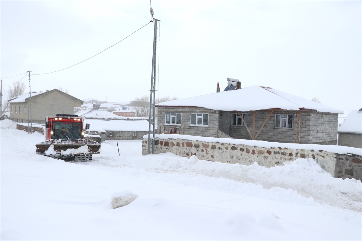 Ağrı'nın Hamur ve Doğubayazıt ilçelerinde yoğun kar ve tipi nedeniyle yolu kapanan köylerdeki...