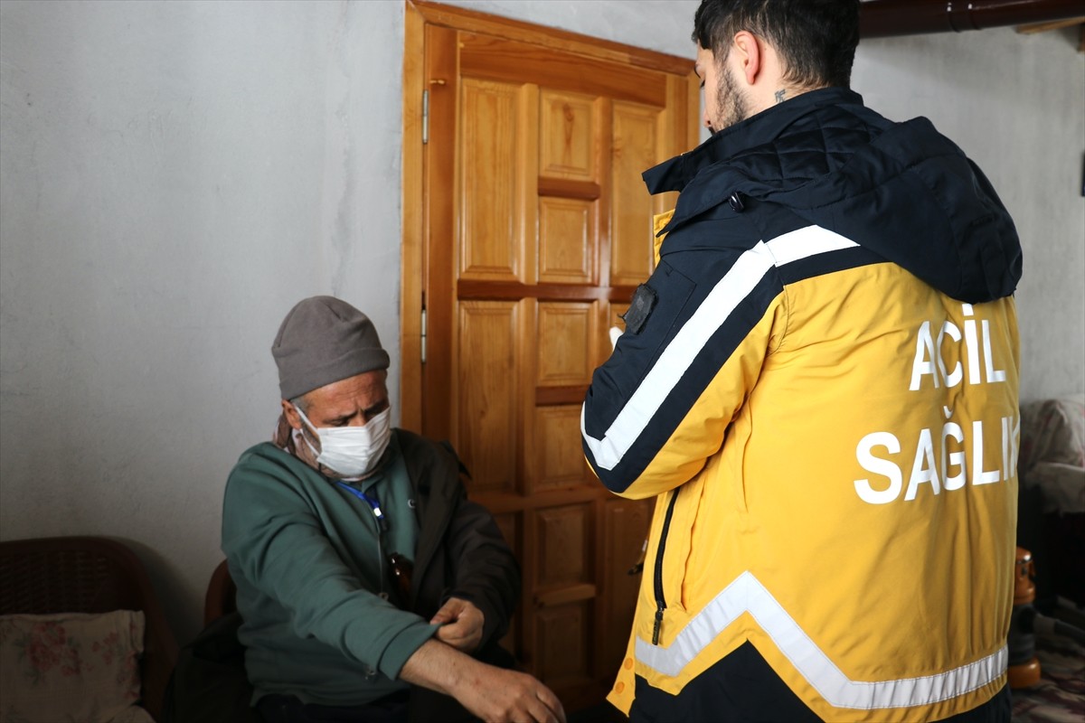 Ağrı'nın Hamur ve Doğubayazıt ilçelerinde yoğun kar ve tipi nedeniyle yolu kapanan köylerdeki...