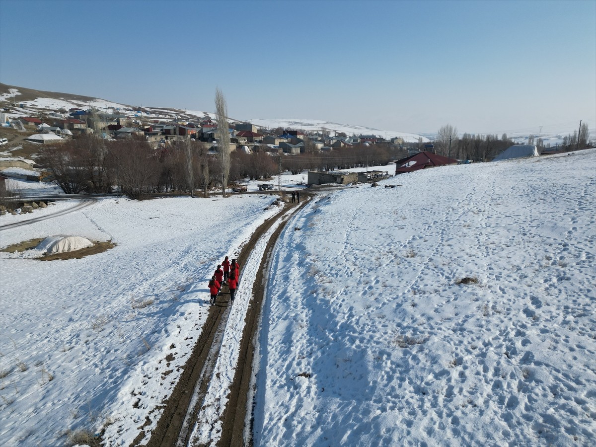 Ağrı kırsalındaki Balıksu köyünün atletizmde yetenekli kız ve erkek öğrencileri, şampiyonluk...