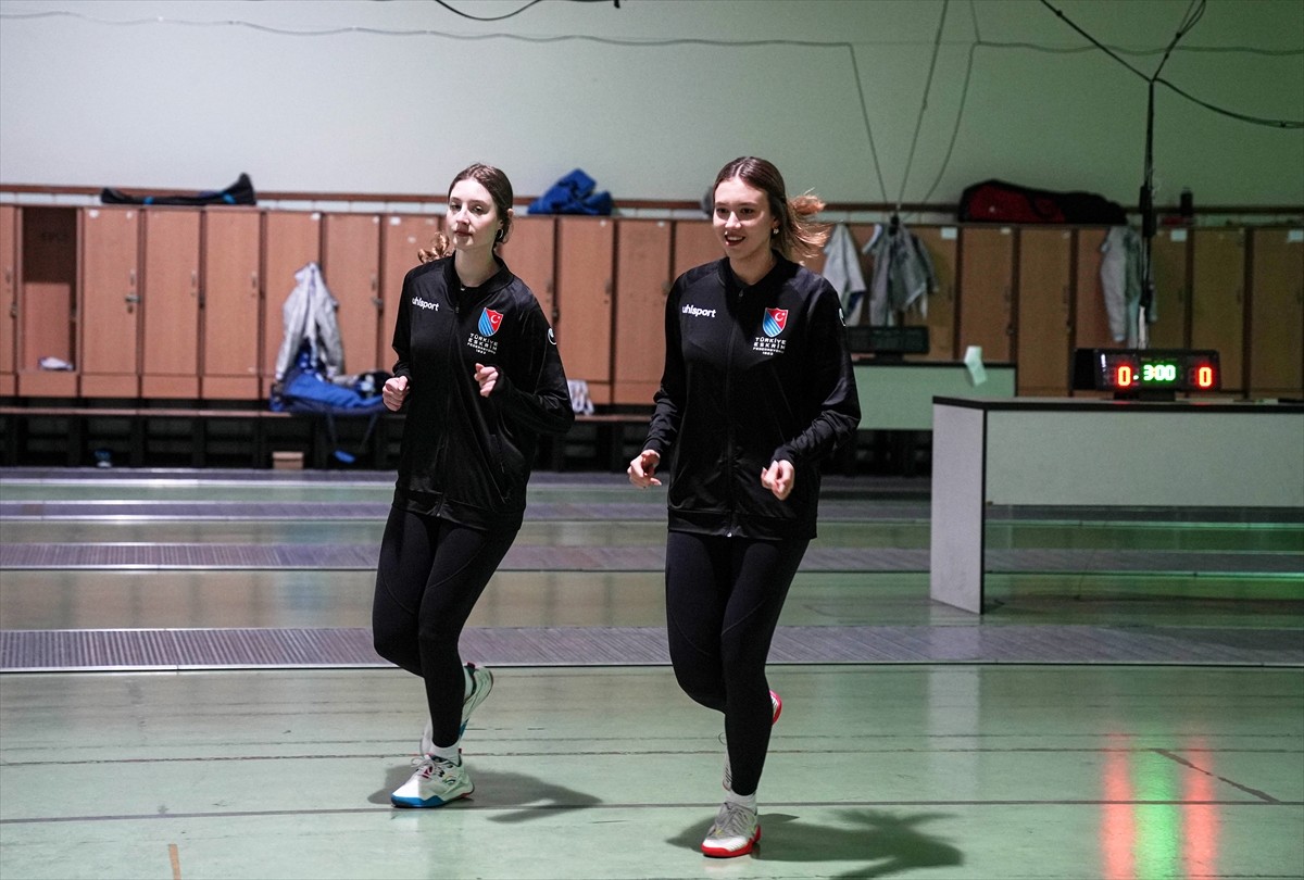 ahreyn'de düzenlenen Gençler Epe Dünya Kupası'nda altın madalya elde eden Genç Kadın Epe Milli...