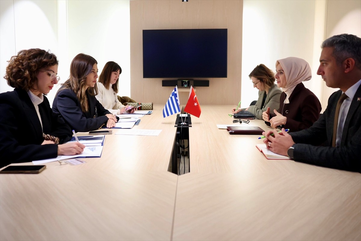 Aile ve Sosyal Hizmetler Bakanı Mahinur Özdemir Göktaş (sağ 2), Yunanistan Sosyal Uyum ve Aile...