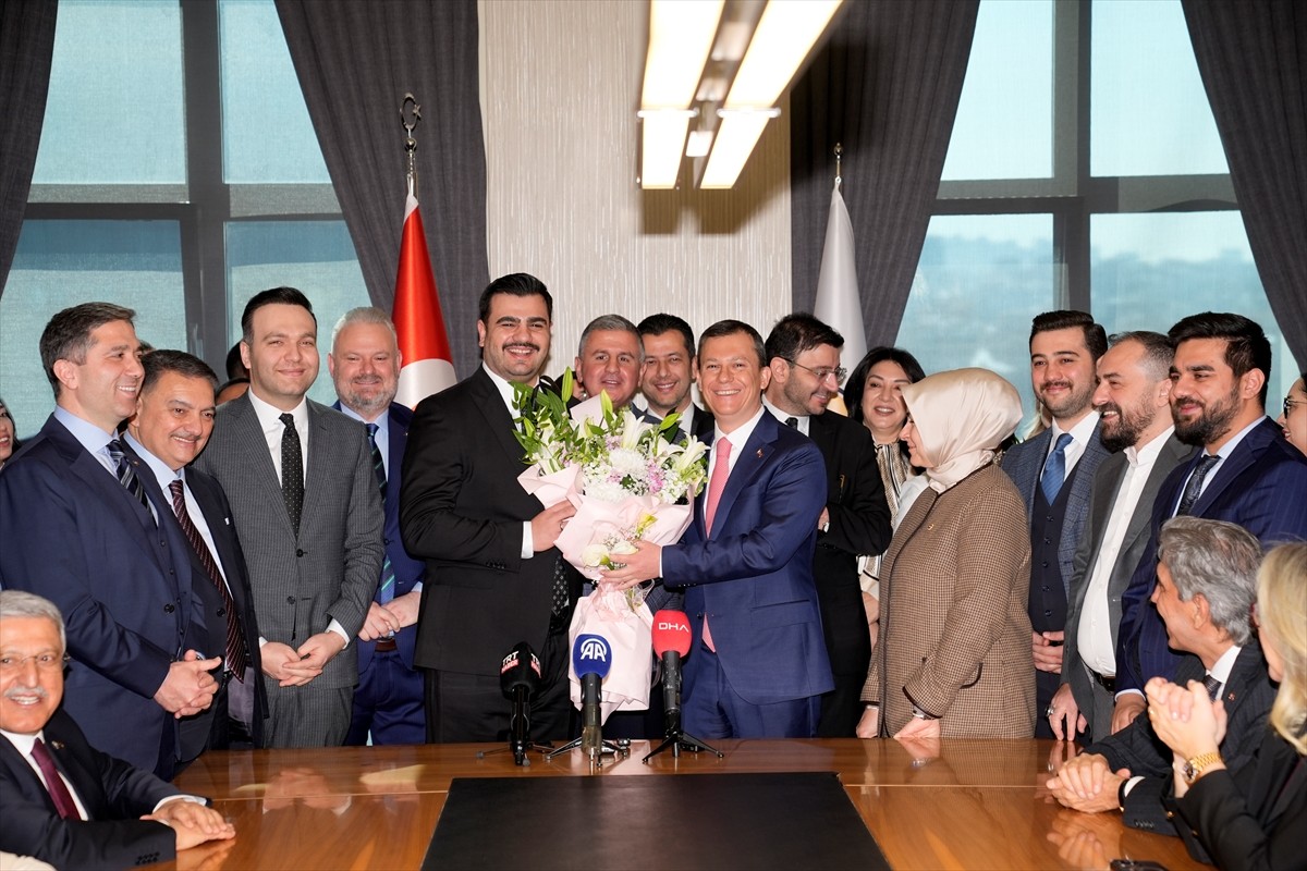 AK Parti Genel Sekreteri Fatih Şahin (sağ 2), görevini Eyyüp Kadir İnan'a (sol 2) devretti.