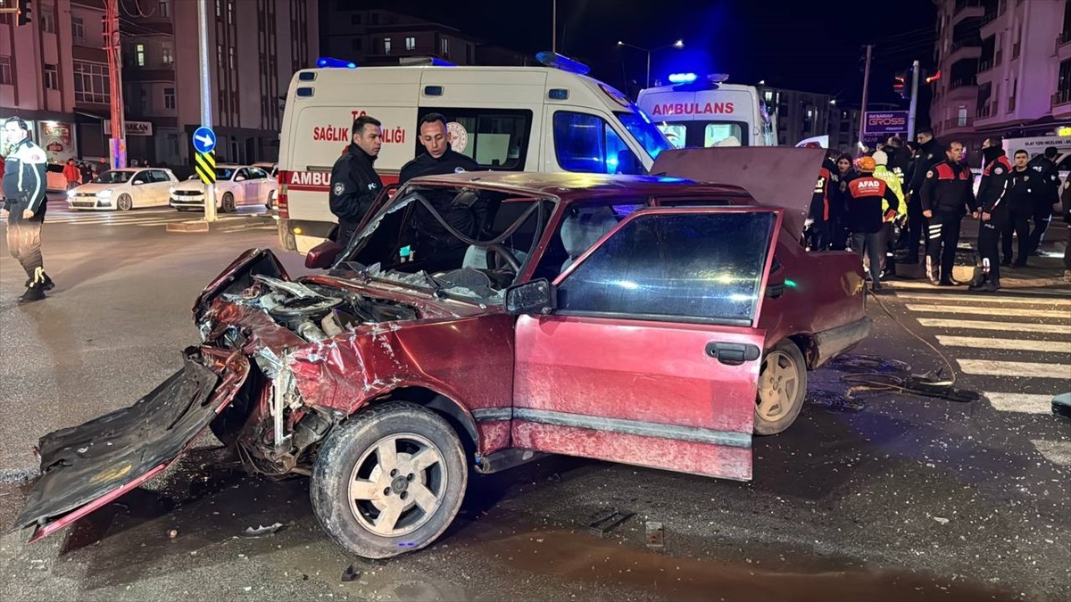 Aksaray'da otomobil ile hafif ticari aracın çarpışması sonucu 4 kişi yaralandı.