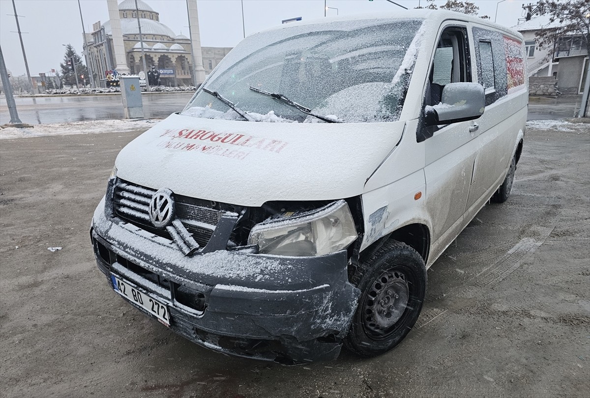 Aksaray'ın Sultanhanı ilçesinde otomobil ile hafif ticari aracın çarpışması sonucu 4 kişi...