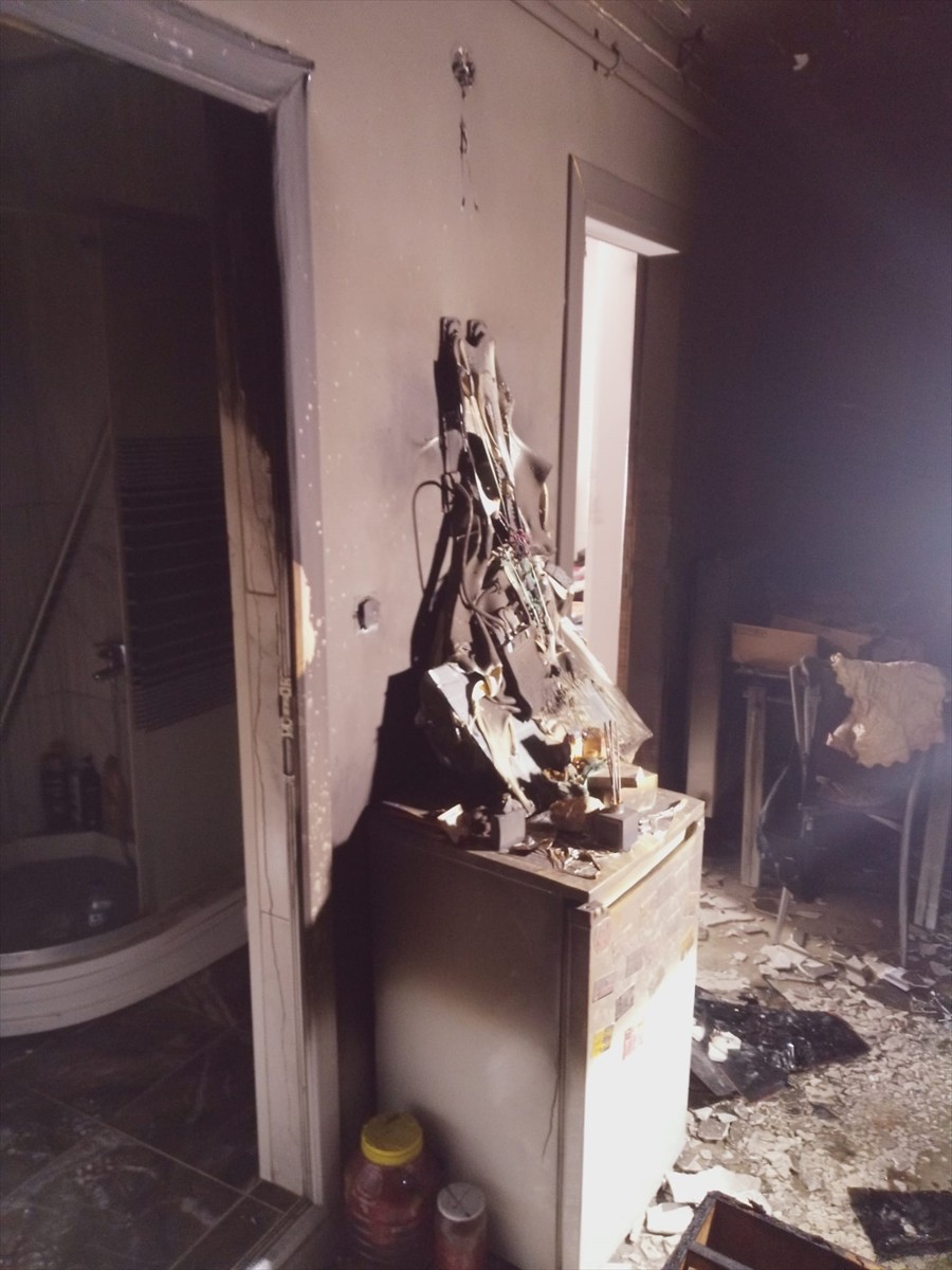 Amasya'nın Merzifon ilçesinde apartman dairesinde çıkan yangında bir kadın yaşamını...