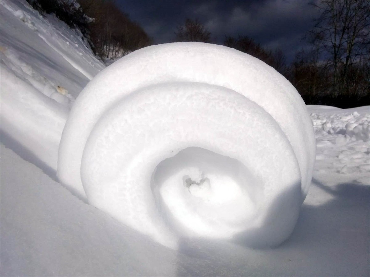  Amasya'nın Taşova ilçesinde, ender rastlanan bir doğa olayı olan kar ruloları görüldü.