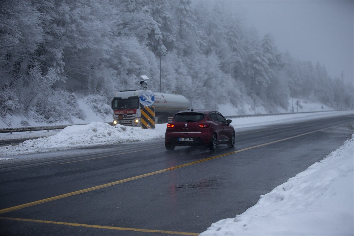 Anadolu Otoyolu ile D-100 kara yolunun Bolu Dağı geçişinde kar etkisini gösterdi.