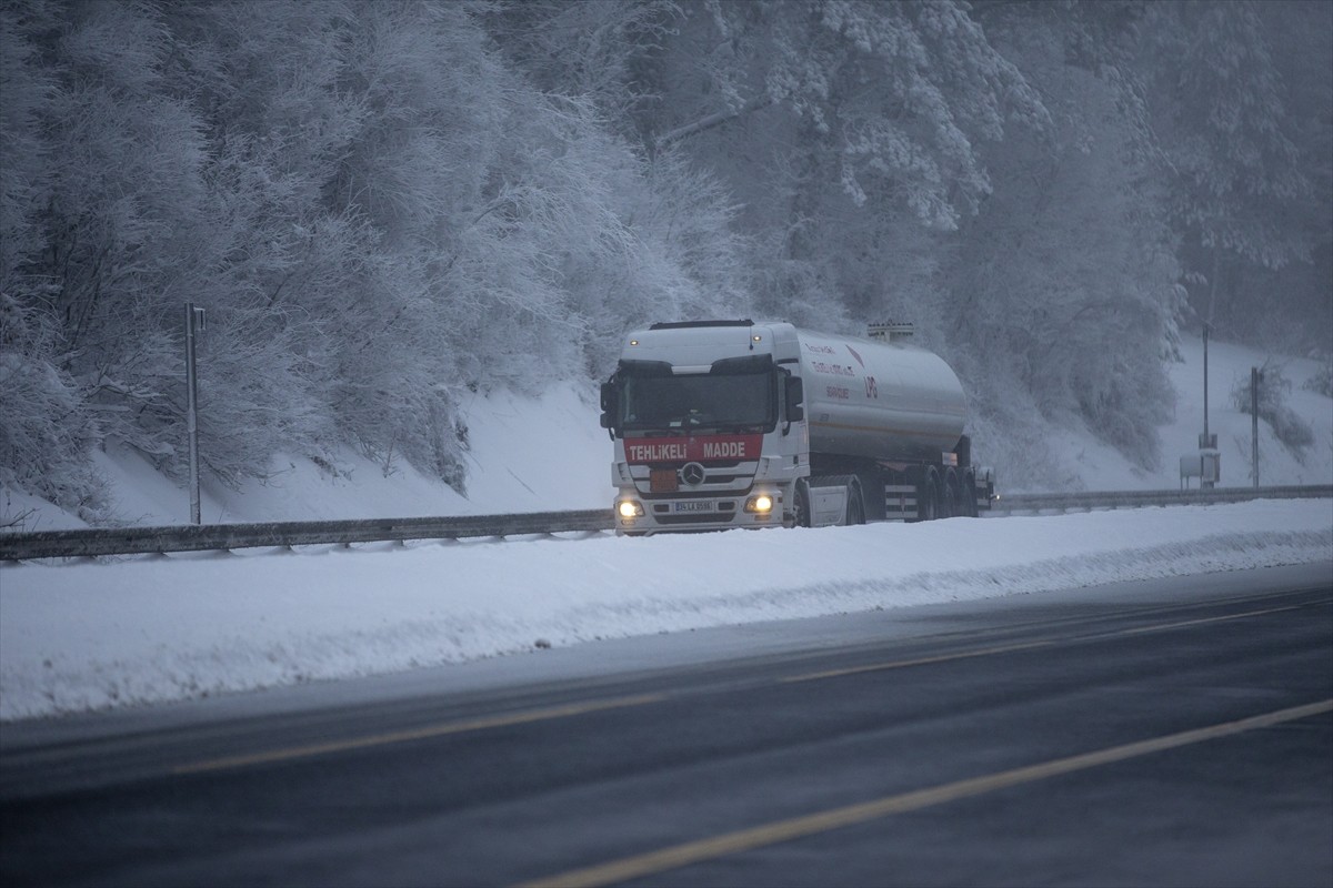 Anadolu Otoyolu ile D-100 kara yolunun Bolu Dağı geçişinde kar etkisini gösterdi.