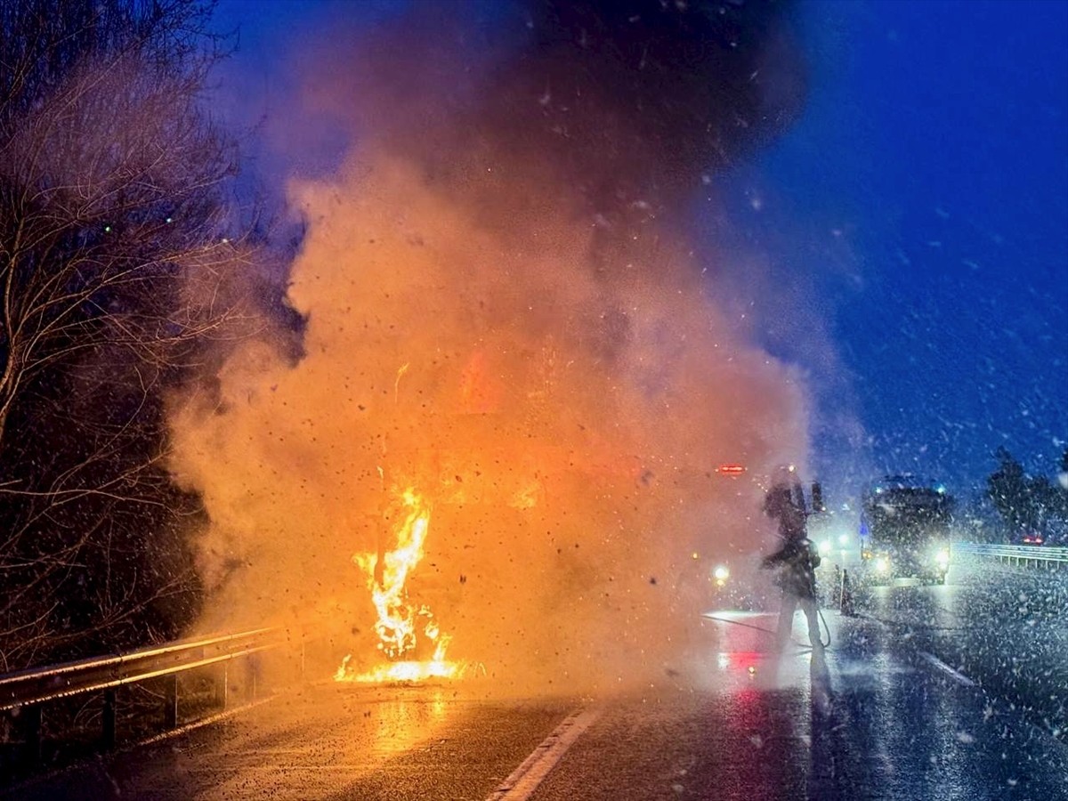 Anadolu Otoyolunun Düzce kesiminde seyir halindeyken alev alan toz alçı yüklü tır tamamen yanarak...