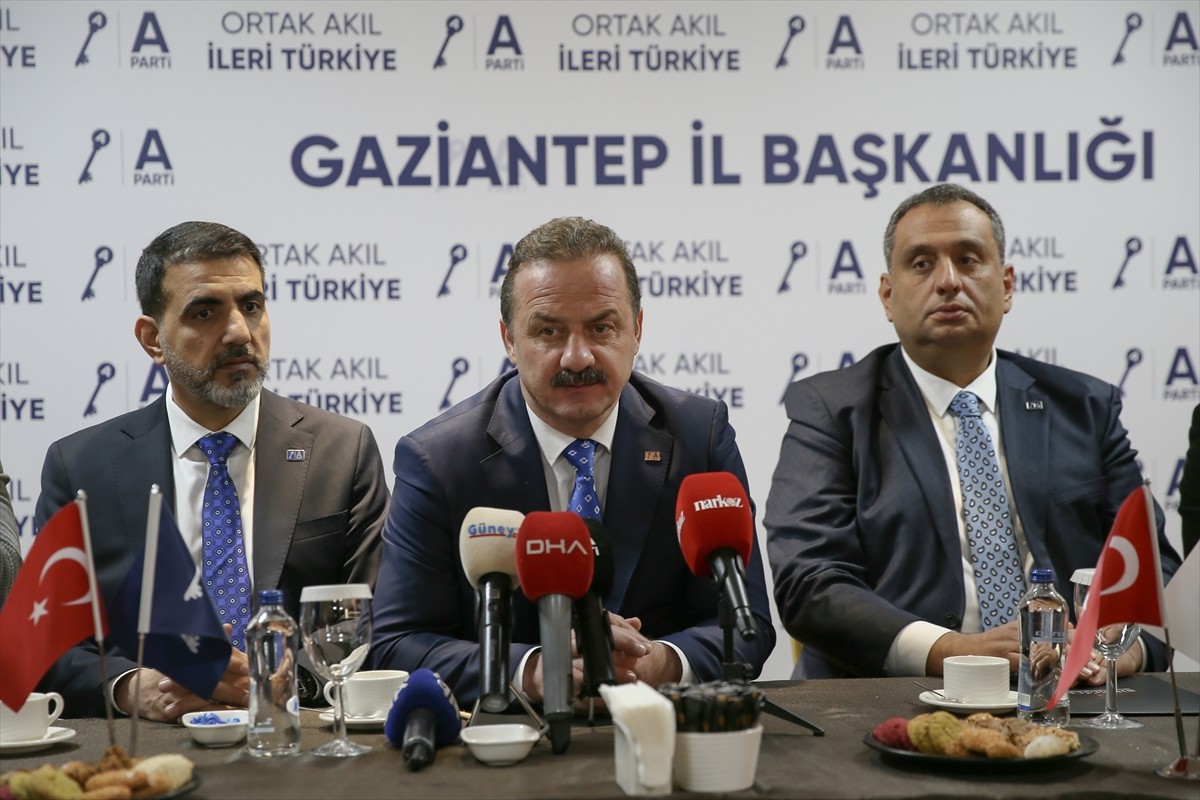 Anahtar Parti Genel Başkanı Yavuz Ağıralioğlu, Gaziantep'te bir otelde düzenlediği basın...