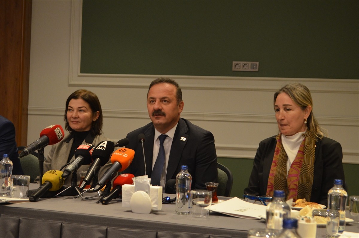 Anahtar Parti Genel Başkanı Yavuz Ağıralioğlu (ortada), bir dizi ziyaret ve partisinin il...