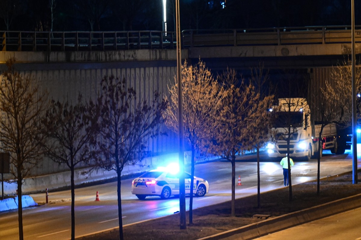 Ankara'da bir akaryakıt istasyonundaki LPG tankerinde meydana gelen sızıntı nedeniyle, Ankara-Ayaş...