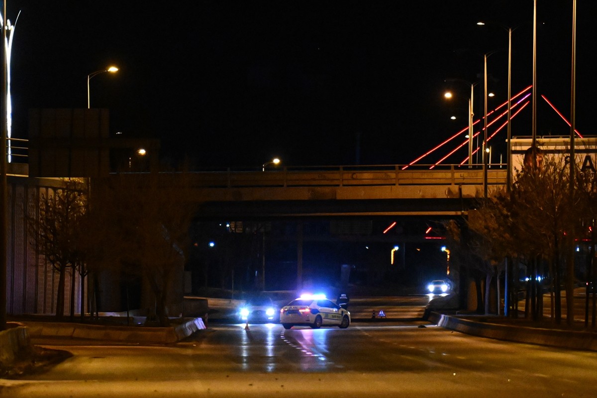 Ankara'da bir akaryakıt istasyonundaki LPG tankerinde meydana gelen sızıntı nedeniyle, Ankara-Ayaş...
