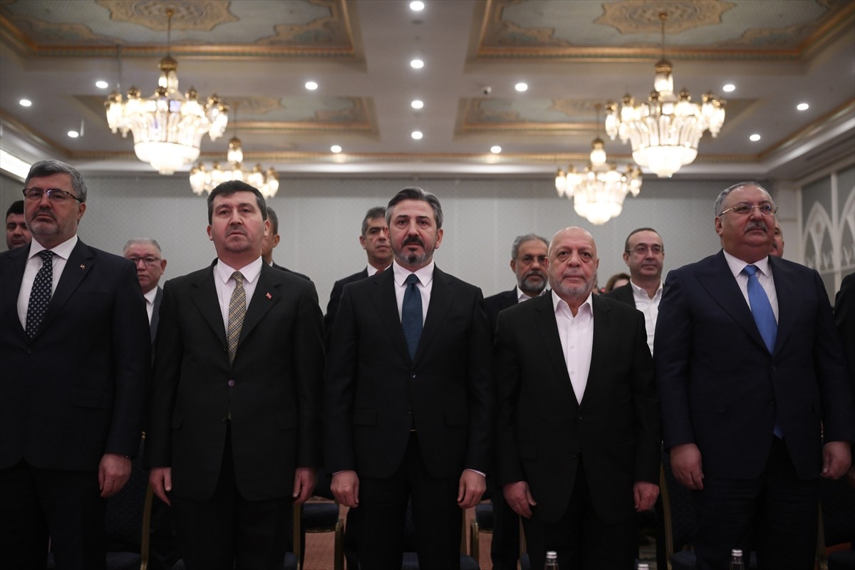 Ankara'da, HAK-İŞ Konfederasyonu ve Ankara Sosyal Bilimler Üniversitesi işbirliğiyle "Hukuki...