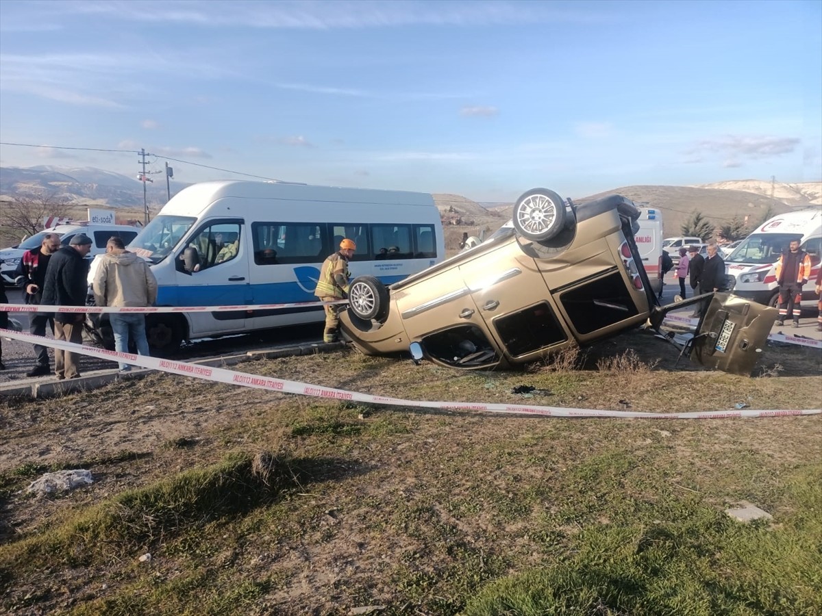 Ankara'nın Beypazarı ilçesinde meydana gelen trafik kazasında 1'i ağır 9 kişi yaralandı.