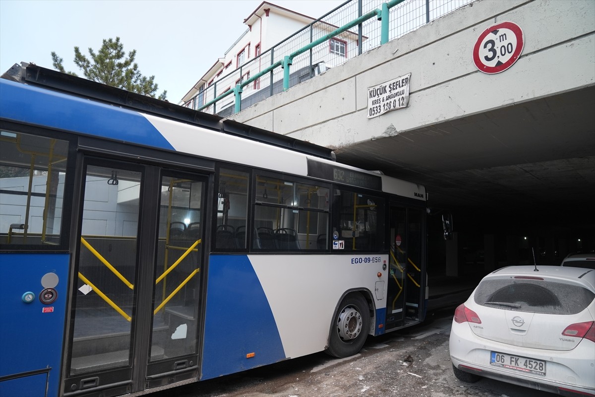 Ankara'nın Etimesgut ilçesinde, köprüye sıkışan EGO otobüsünde hasar meydana geldi. Olayda...