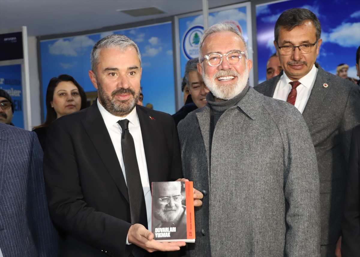 Ankara'nın Pursaklar ilçesinde "Pursaklar 3. Kitap Günleri" düzenlendi. Törene, AK Parti Grup...