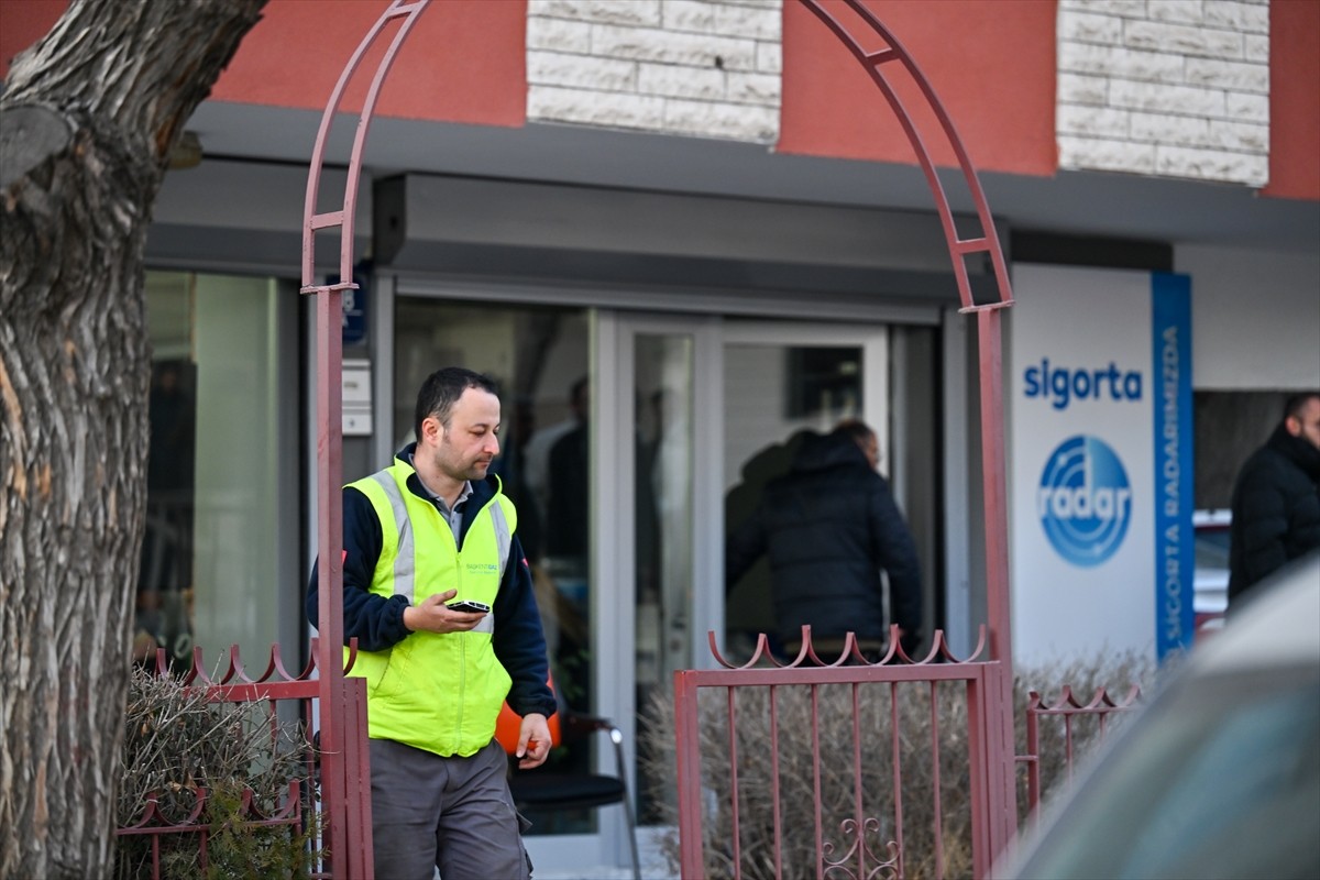 Ankara'nın Yenimahalle ilçesinde aynı aileden 3 kişi evlerinde ölü bulundu.