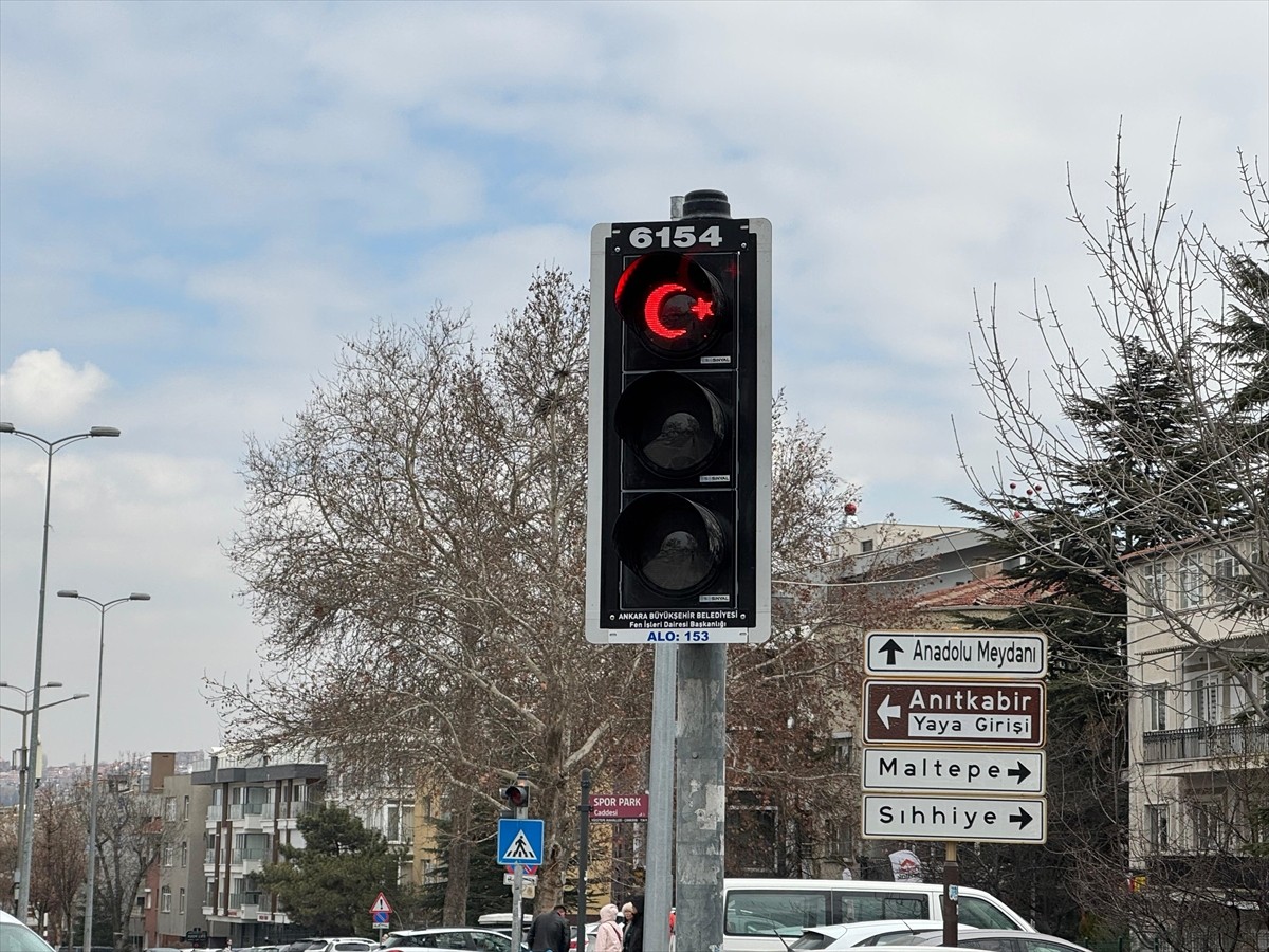 Ankara Büyükşehir Belediyesi, Anıtkabir yaya girişinin bulunduğu noktadaki trafik ışıklarına ay...
