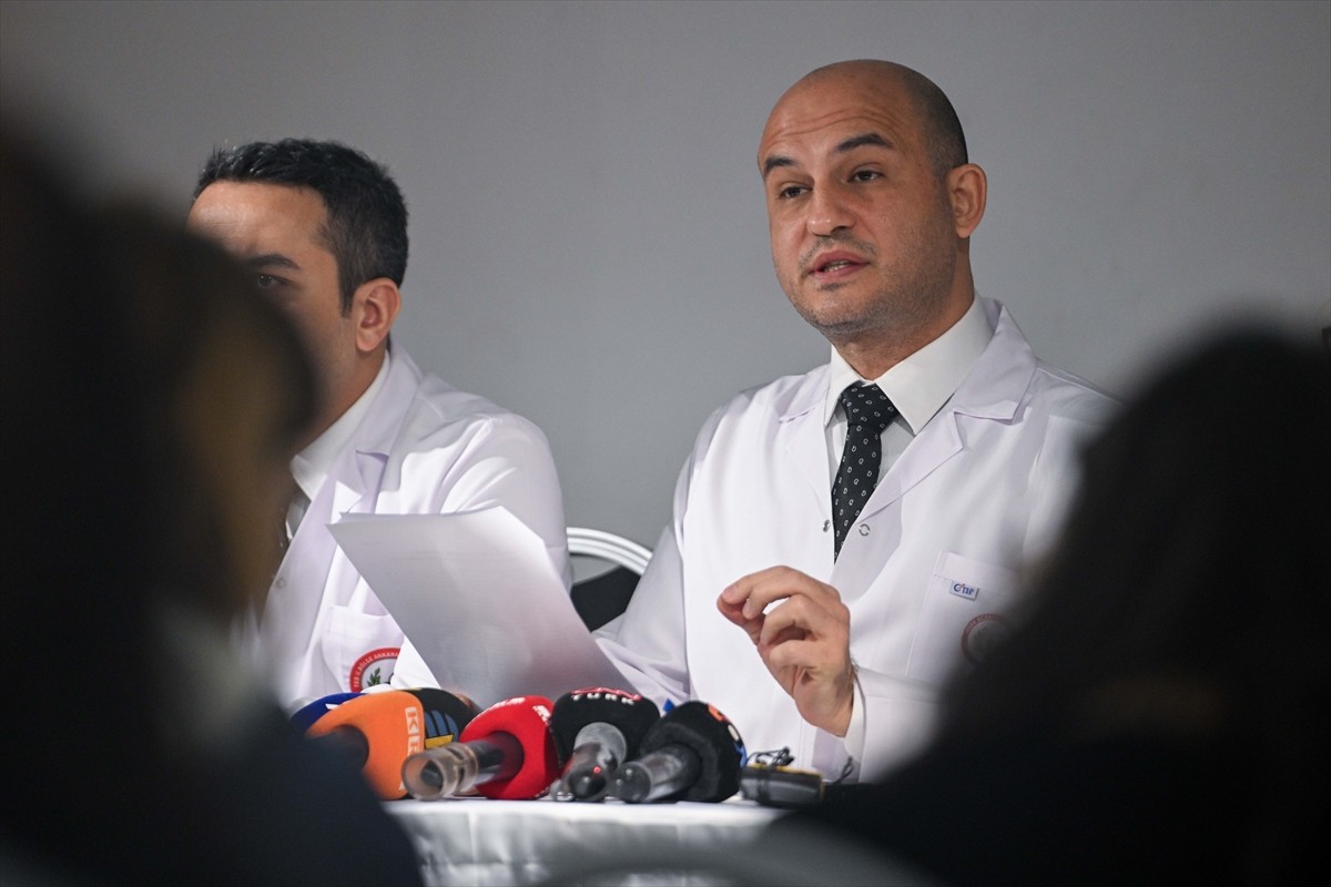 Ankara Eczacı Odası Başkanı Cumhur Cem Abbasoğlu, Ankara Eczacı Odasında düzenlediği basın...