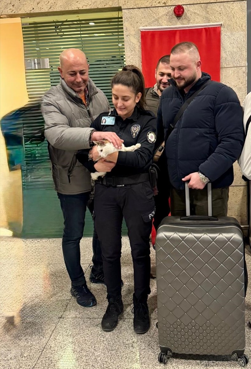 Ankara Esenboğa Havalimanı’nda araç içerisinde sahibi tarafından kilitli bırakılan kedi, polis...