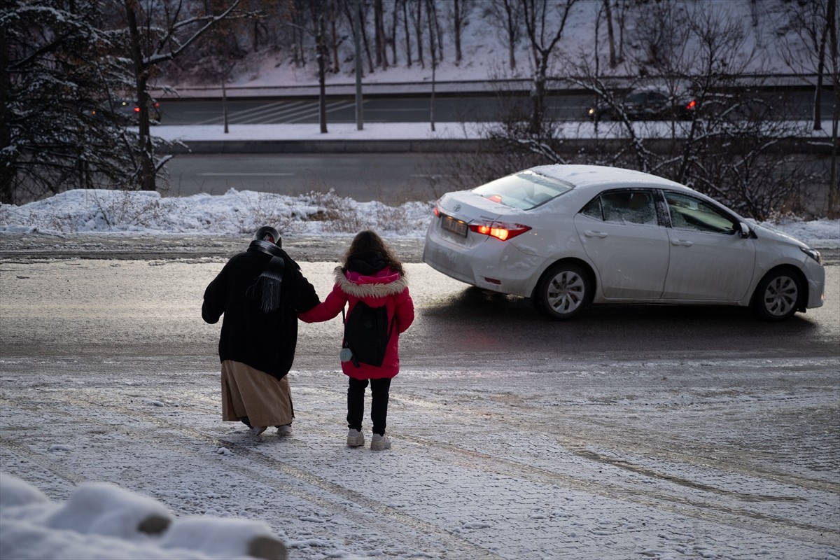 Ankara kar yağışı sonrası oluşan soğuk hava ve buzlanma hayatı olumsuz etkiledi. Bazı bölgelerde...