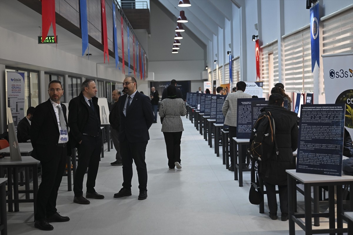 Ankara Üniversitesince (AÜ), AÜ Beşevler 10. Yıl Yerleşkesi'nde  "Disiplinlerarası Yapay Zeka...