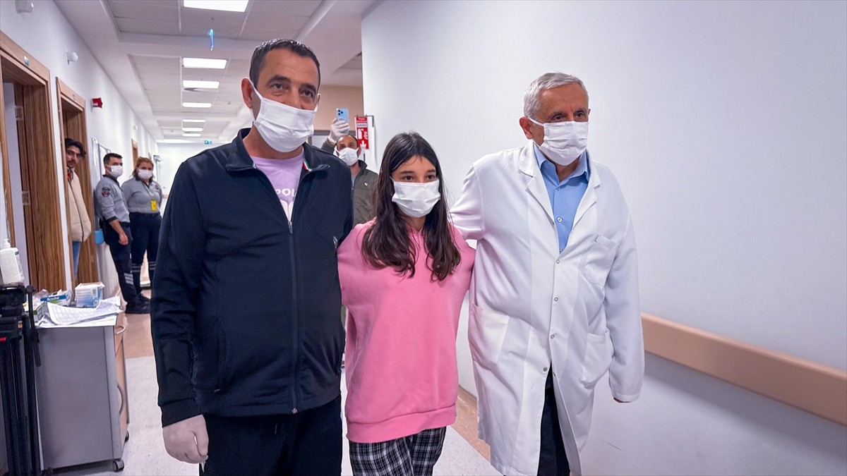 Antalya'da 7 yıldır kalp hastalığıyla mücadele eden Hakan Kaya, Akdeniz Üniversitesi Hastanesi'nde...