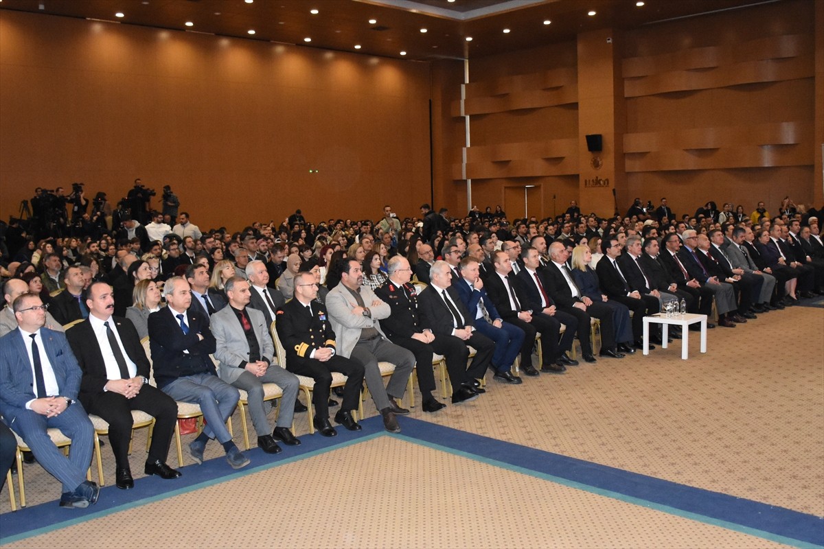 Antalya'da Akdeniz Üniversitesi ev sahipliğinde, 7 üniversitenin desteğiyle düzenlenen "Güney...